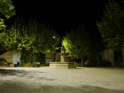 place barbier chantemerle-les-grignan. Fontaine prise de nuit