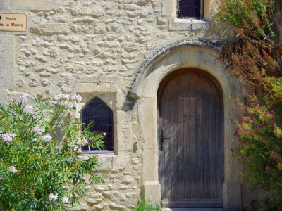 Porte et vitrail de la chapelle de Chantemerle Les Grignan.