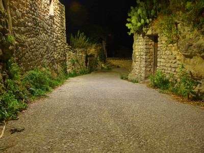Rue descendant à la mairie de Chantemerle.