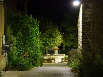 Fontaine de la place barbier devant me restaurant la source de Chantemerle les grignan