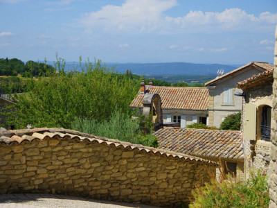 Rue descendant à la mairie de Chantemerle les Grignan.