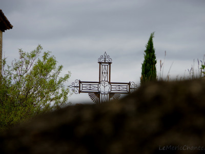 Calvaire à chantemerle-les-grignan derrière rocher