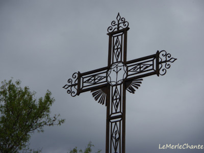 Calvaire à Chantemerle Les Grignan sous un ciel orageux