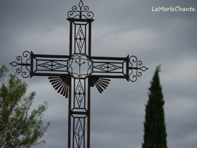 Calvaire à Chantemerle Les Grignan sous un ciel orageux