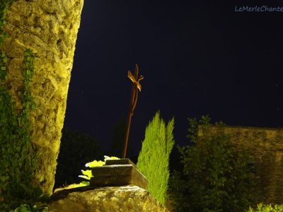 Calvaire à l'entrée du village de Chantemerle Les Grignan, de nuit