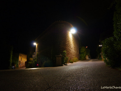 Croisement de deux rues principales de chantemerle-les-grignan, de nuit
