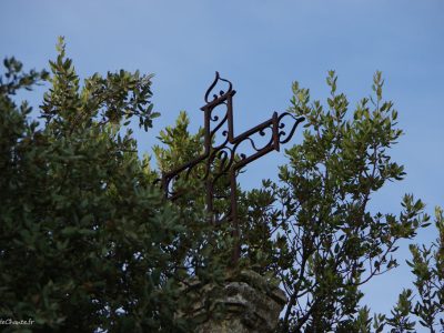 détail croix du calvaire situé sortie Est de chantemerle-les-grignan