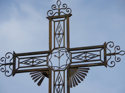 Détail de la croix du Calvaire situé dans le village de Chantemerle, en haut
