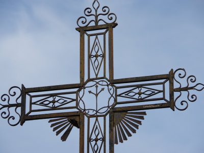 Détail de la croix du Calvaire situé dans le village de Chantemerle, en haut