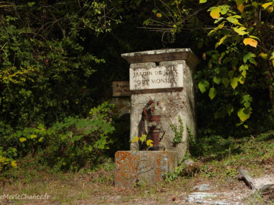 fontaine à l'espace Guy Monier à chantemerle-lès-grignan, de nuit