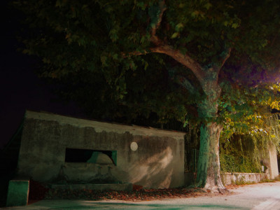 Lavoir-dans le bas de chantemerle-lès-grignan vu de l'extérieur, de nuit