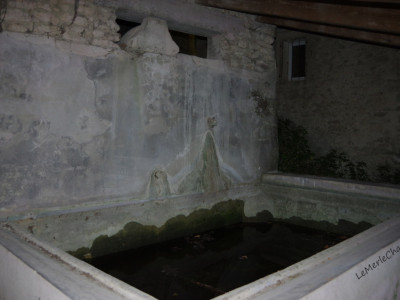 Intérieur du lavoir du bas à chantemerle-lès-grignan