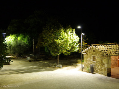 Place barbier à chantemerle-lès-grignan, de nuit, vue d'en haut