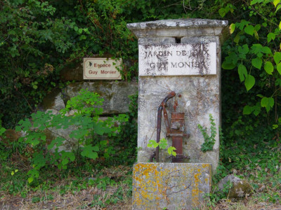 pompe à eau ancienne à chantemerle-les-grignan, vue dans son ensemble