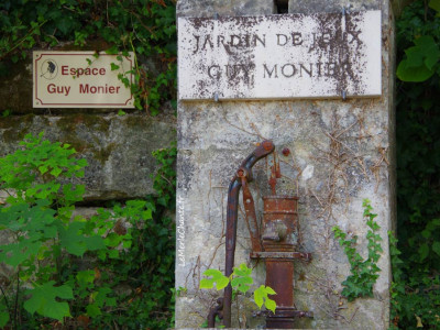 Détail pompe à eau ancienne à chantemerle-les-grignan