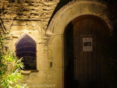 vitrail de la chapelle Notre Dame des Grâces à chantemerle les grignan, de nuit
