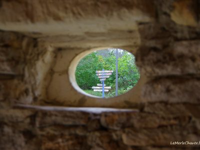 Oeil de boeuf à Chantemerle Les Grignan avec en fond le travail des enfants de Chantemerle