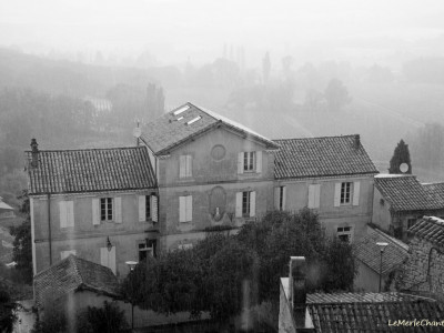 Mairie de Chantemerle Les Grignan sous la pluie d'automne