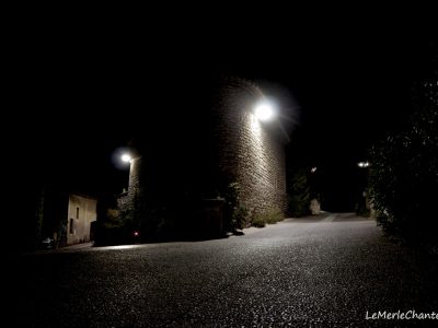 Noir et blanc croisement rues à l'entrée de Chantemerle Les Grignan