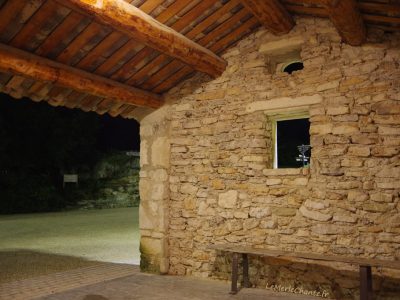 Abris bus à Chantemerle, vu de nuit