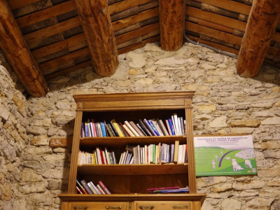 Coin échange de livres à Chantemerle Les Grignan, de nuit