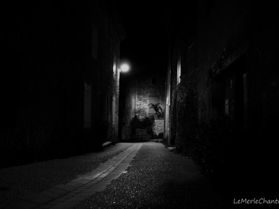 Noir et blanc de nuit, rue allant à la mairie de Chantemerle Les Grignan