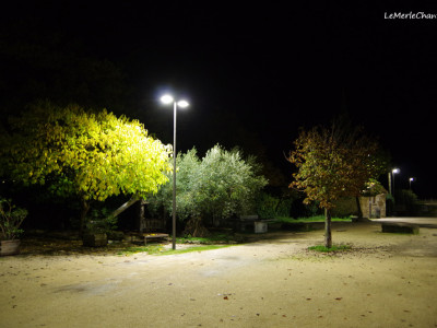 La place Barbier de nuit en Automne, à Chantemerle