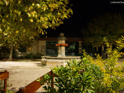 Restaurant La Source place Barbier à Chantemerle Les Grignan, de nuit