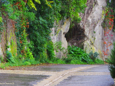 Rue de Chantemerle Les Grignan sous la pluie