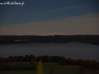 Vue sur MontJoyer de nuit sous la brime depuis Chantemerle Les Grignan