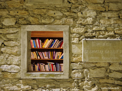 Bibliothèque et fenêtre de l'arrêt de bus de Chantemerle