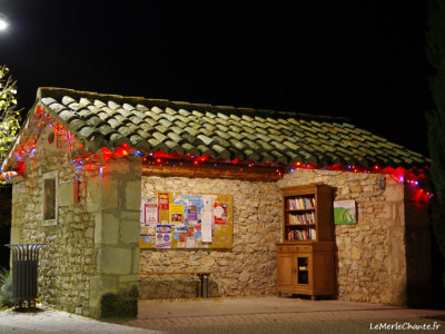 Arrêt de bus avec décorations de Noël à Chantemerle Les Grignan