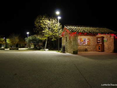 Arrêt de bus et place barbier à Chantemerle Les Grignan