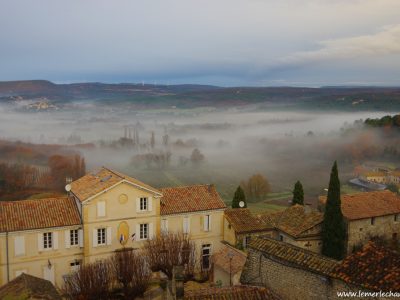 Vue de la mairie de Chantemerle Les Grignan sous la brume