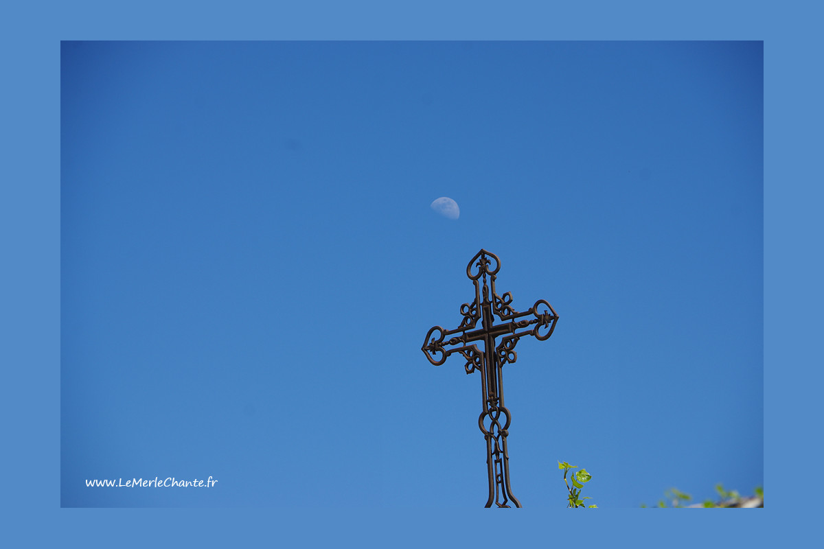 Lune de plein jour à Chantemerle Les Grignan au cimetière