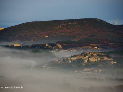 Roussas, son Eglise et Valaurie sous la brume vus depuis Chantemerle Les Grignan